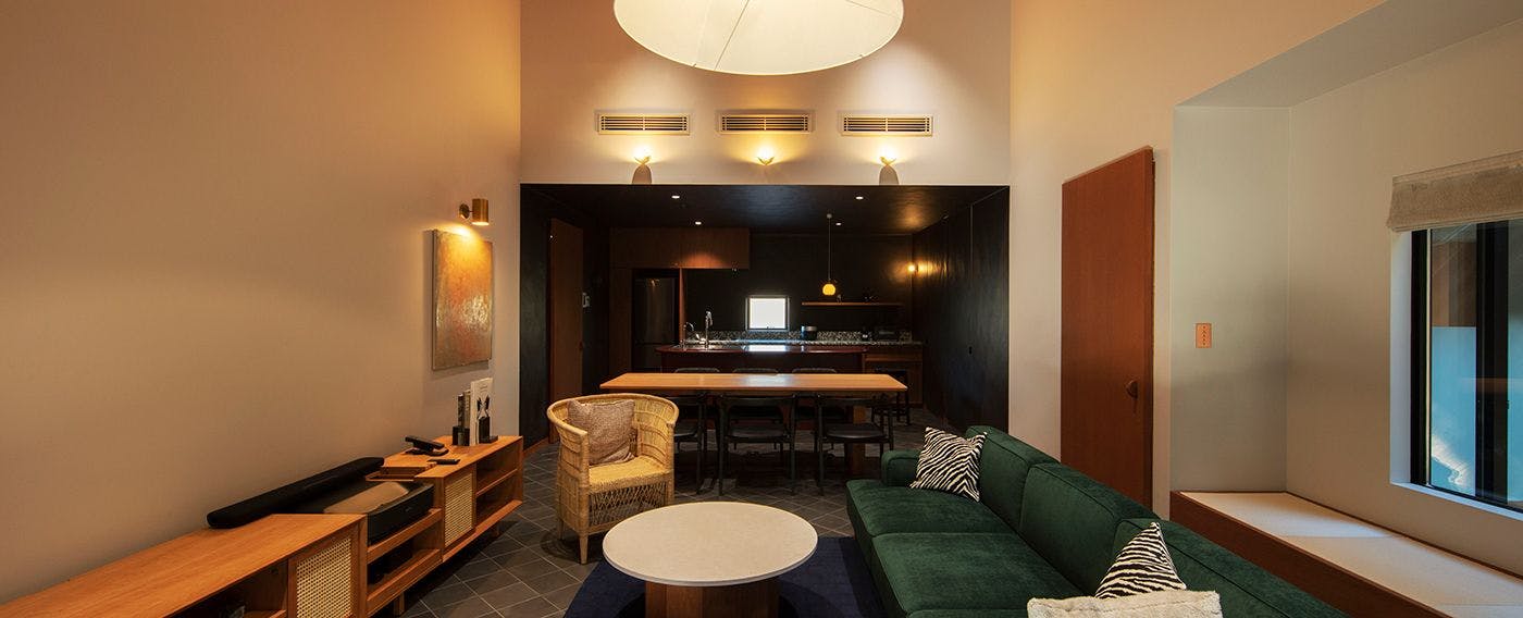 OKU SUITE シックな雰囲気のリビング