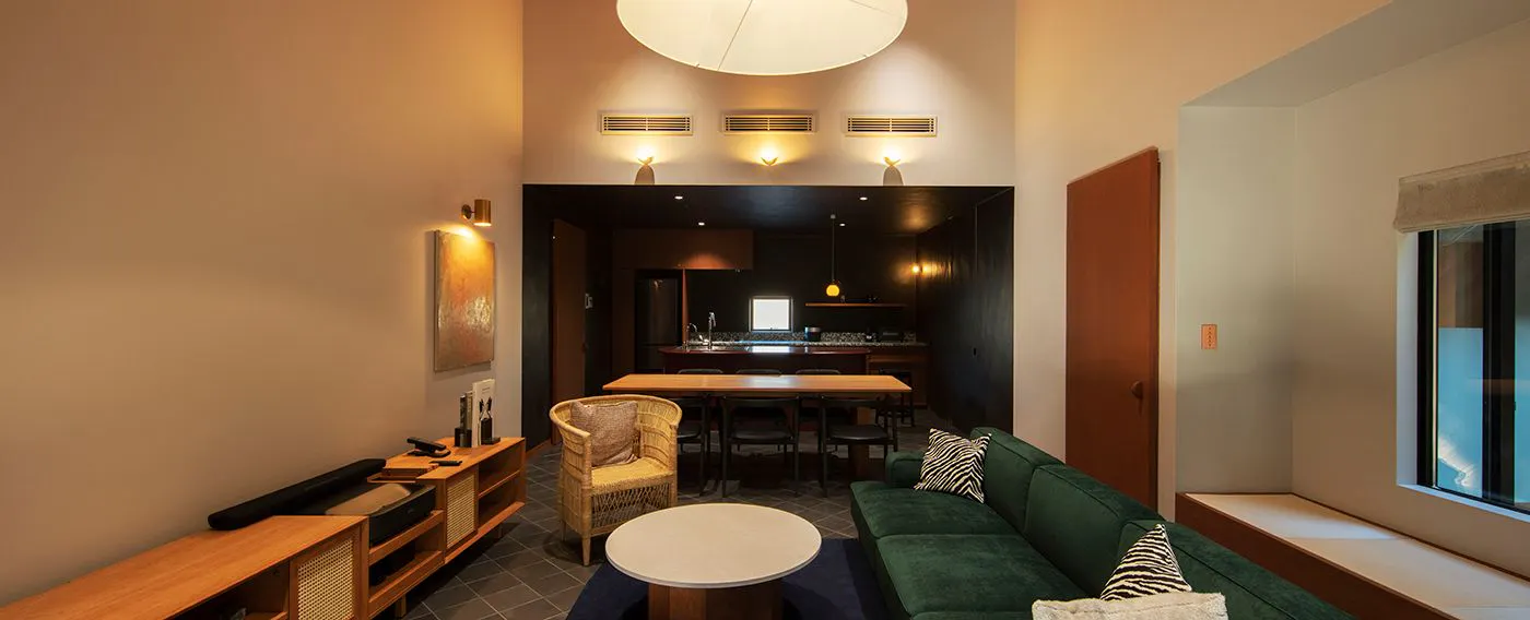 OKU SUITE シックな雰囲気のリビング