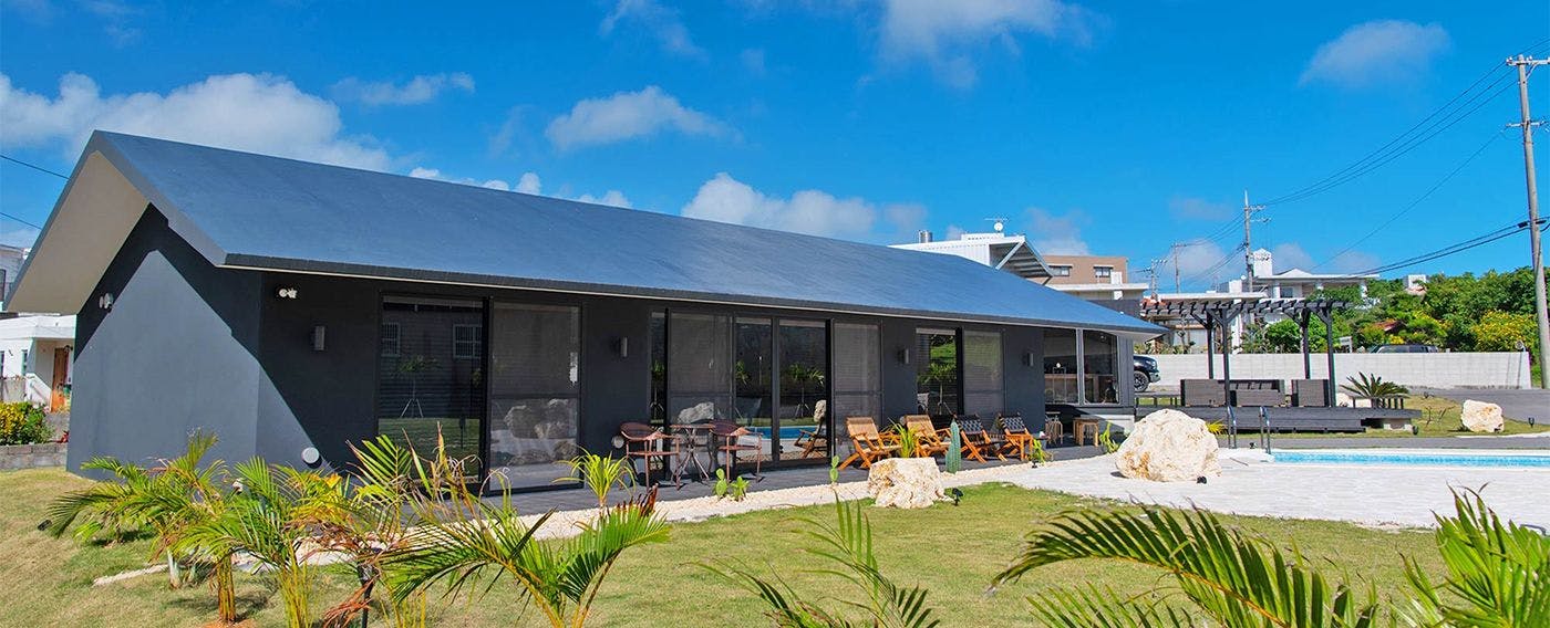 1歩外に出ると広いお庭とプライベートプールを眺めながら沖縄時間をゆったりお過ごしいただけます