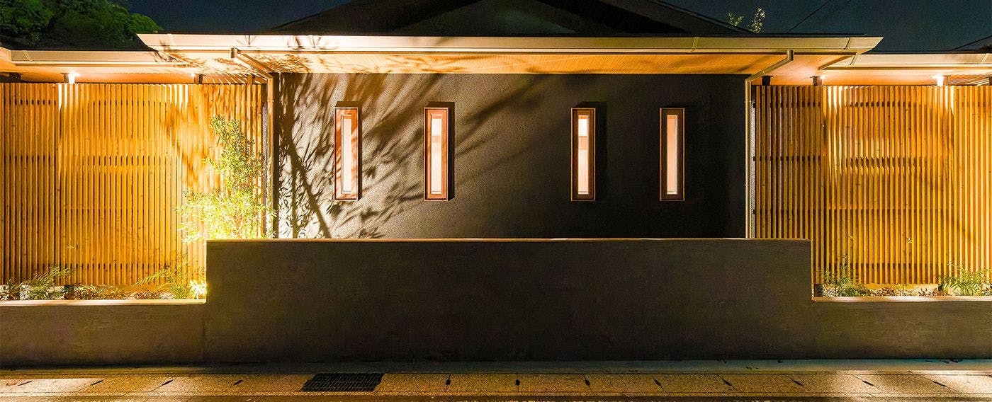 【鳳凰館・外観】夜はライトアップされて幻想的な雰囲気に