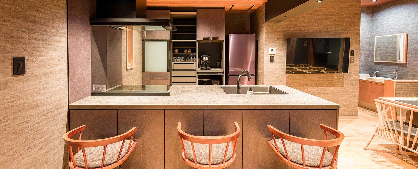 【鳳凰館・キッチン】お料理しながらお話も出来る対面式キッチン