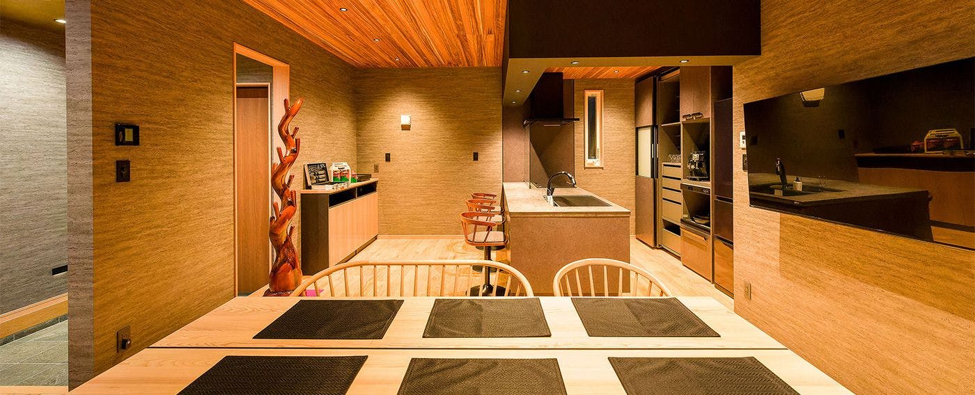 【鳳凰館・ダイニングキッチン】木の温もり感じるテーブル&チェア