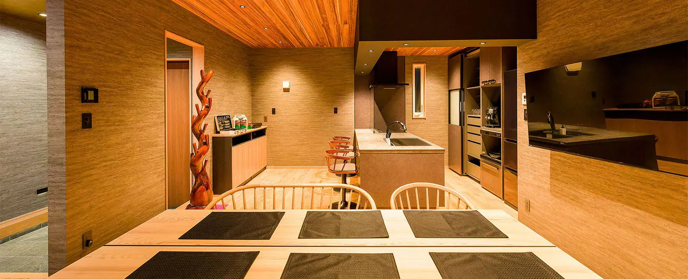 【鳳凰館・ダイニングキッチン】木の温もり感じるテーブル&チェア