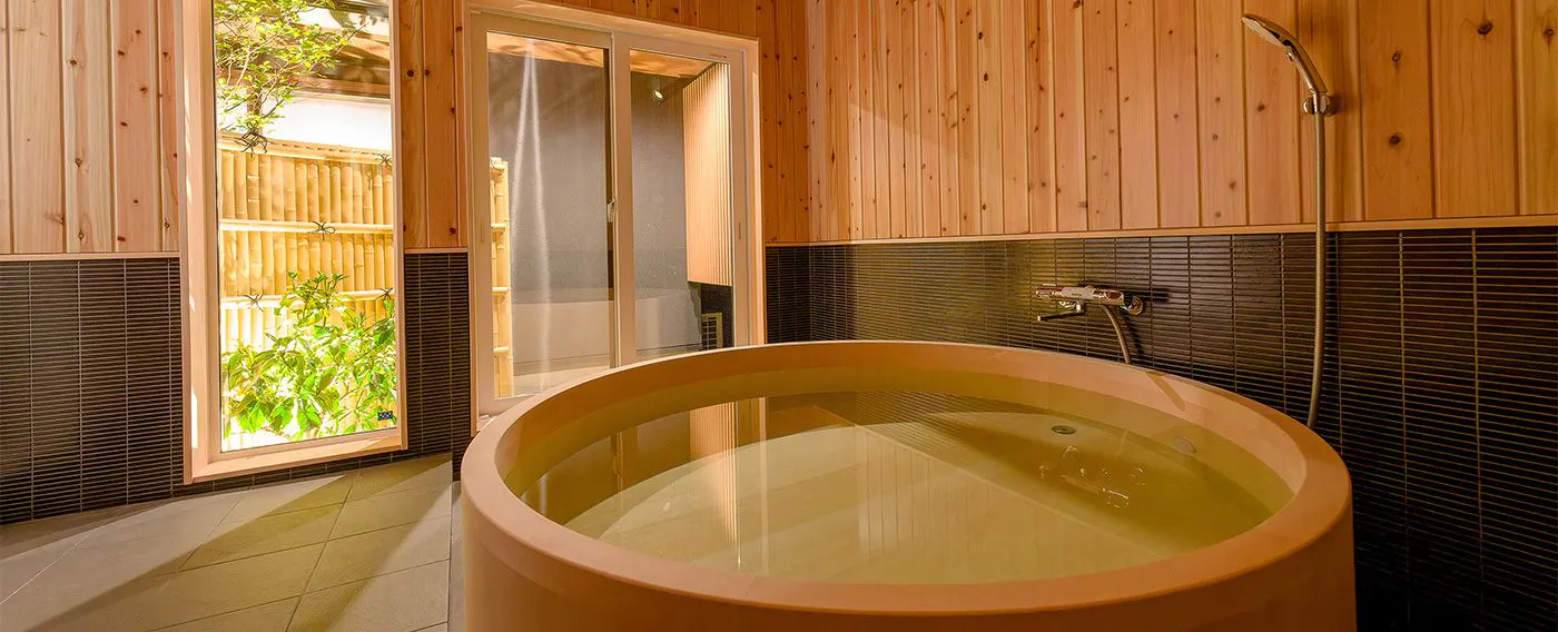 【鳳凰館・ヒノキ風呂】中庭と繋がっている半露天風呂タイプの檜風呂