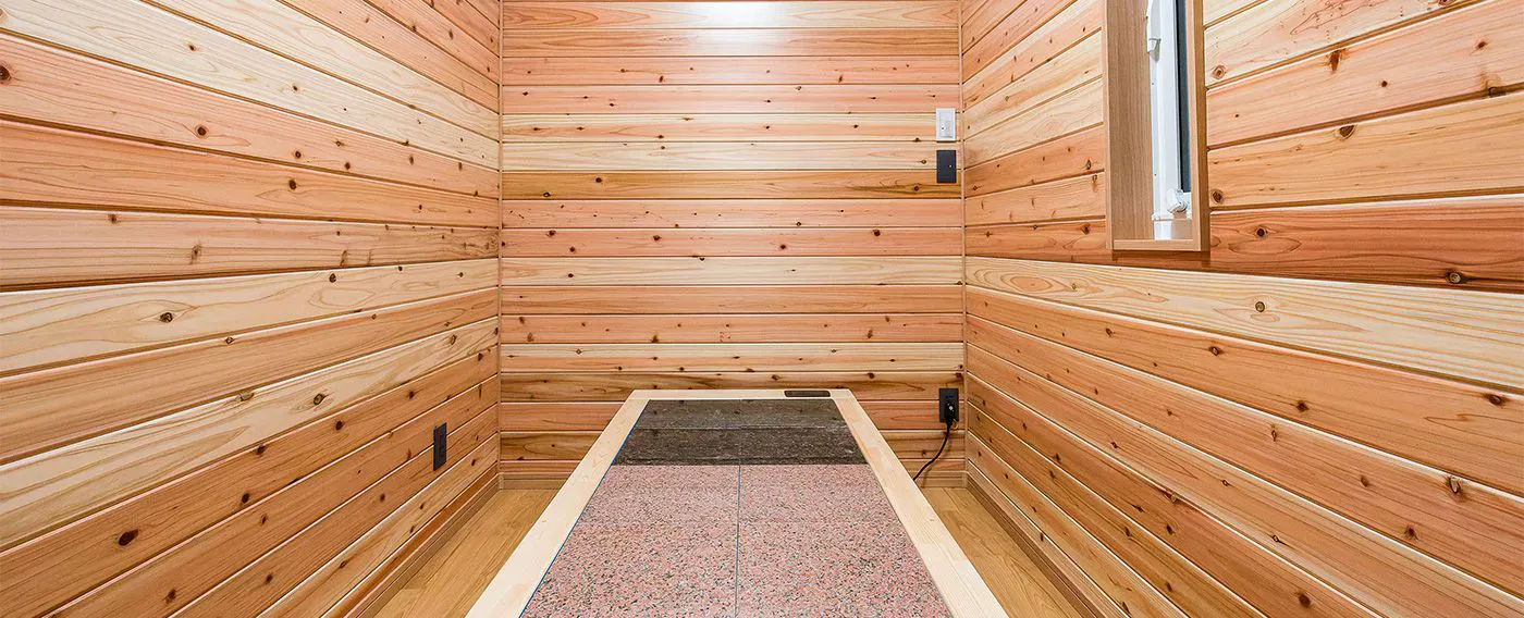 【鳳凰館・岩盤浴】天然鉱石の岩盤プレートが敷き詰められた岩盤浴ベッド