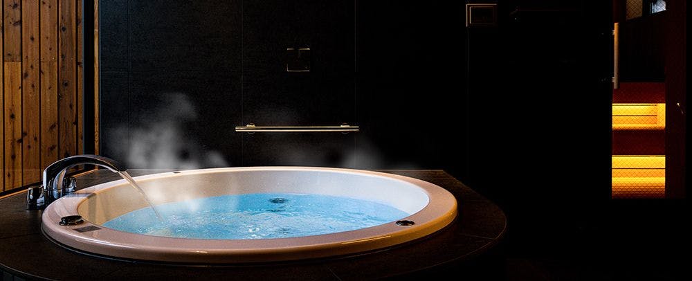 Bak mandi jet di dalam kamar (seragam untuk semua unit)