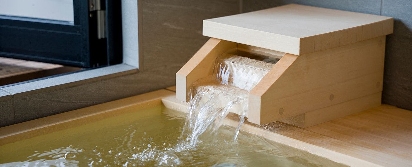  天然温泉かけ流し風呂