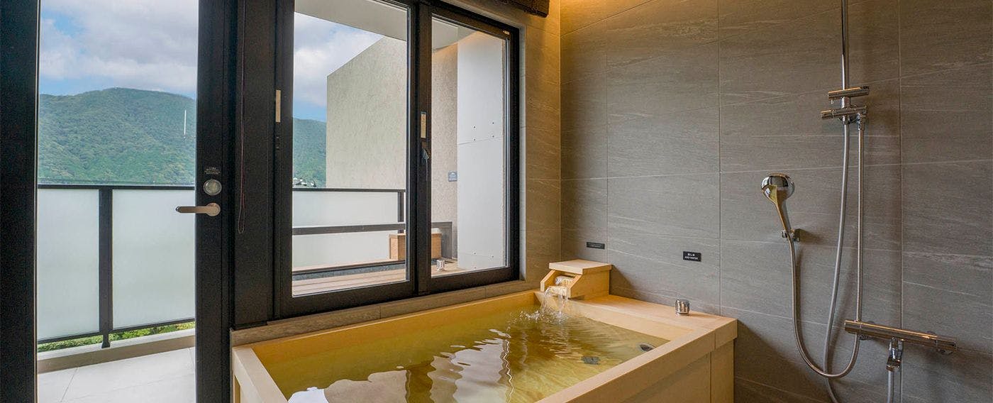  天然温泉かけ流し風呂