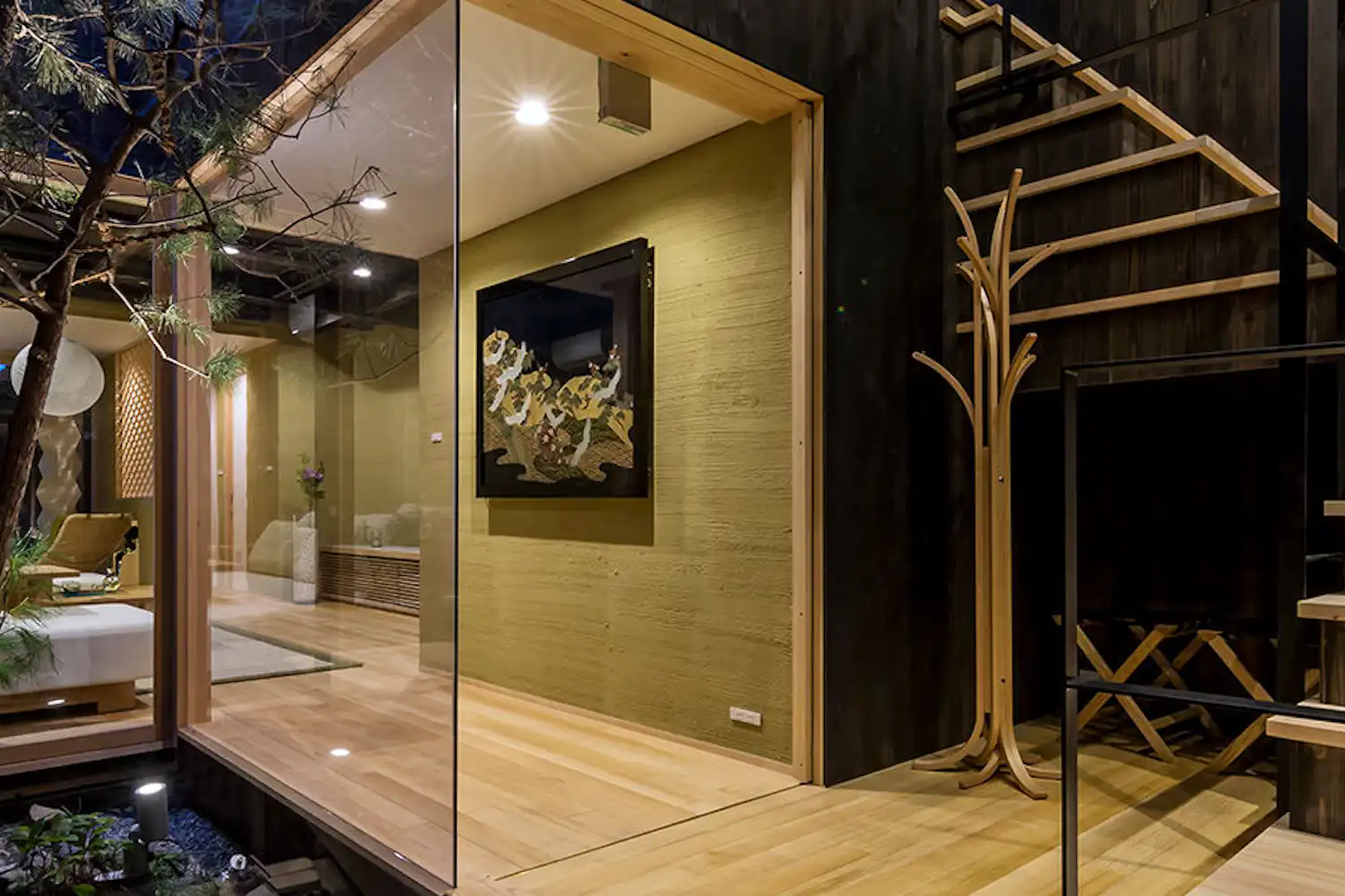 ถัดจากทางเข้า