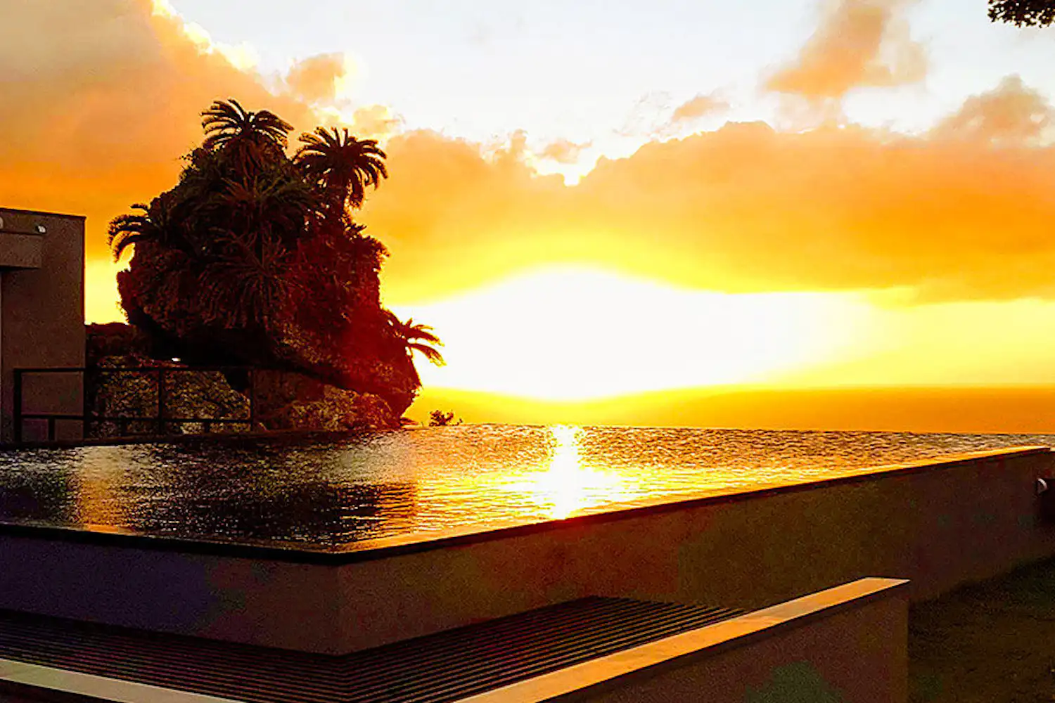 สระว่ายน้ำอินฟินิตี้ (วิวพระอาทิตย์ตก)