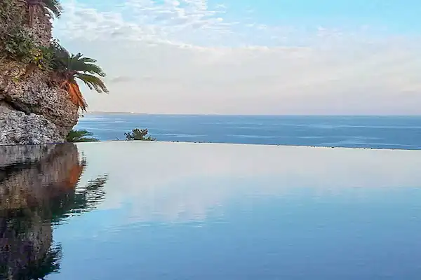 สระว่ายน้ำอินฟินิตี้ (กลางวัน)