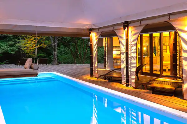 สระว่ายน้ำ