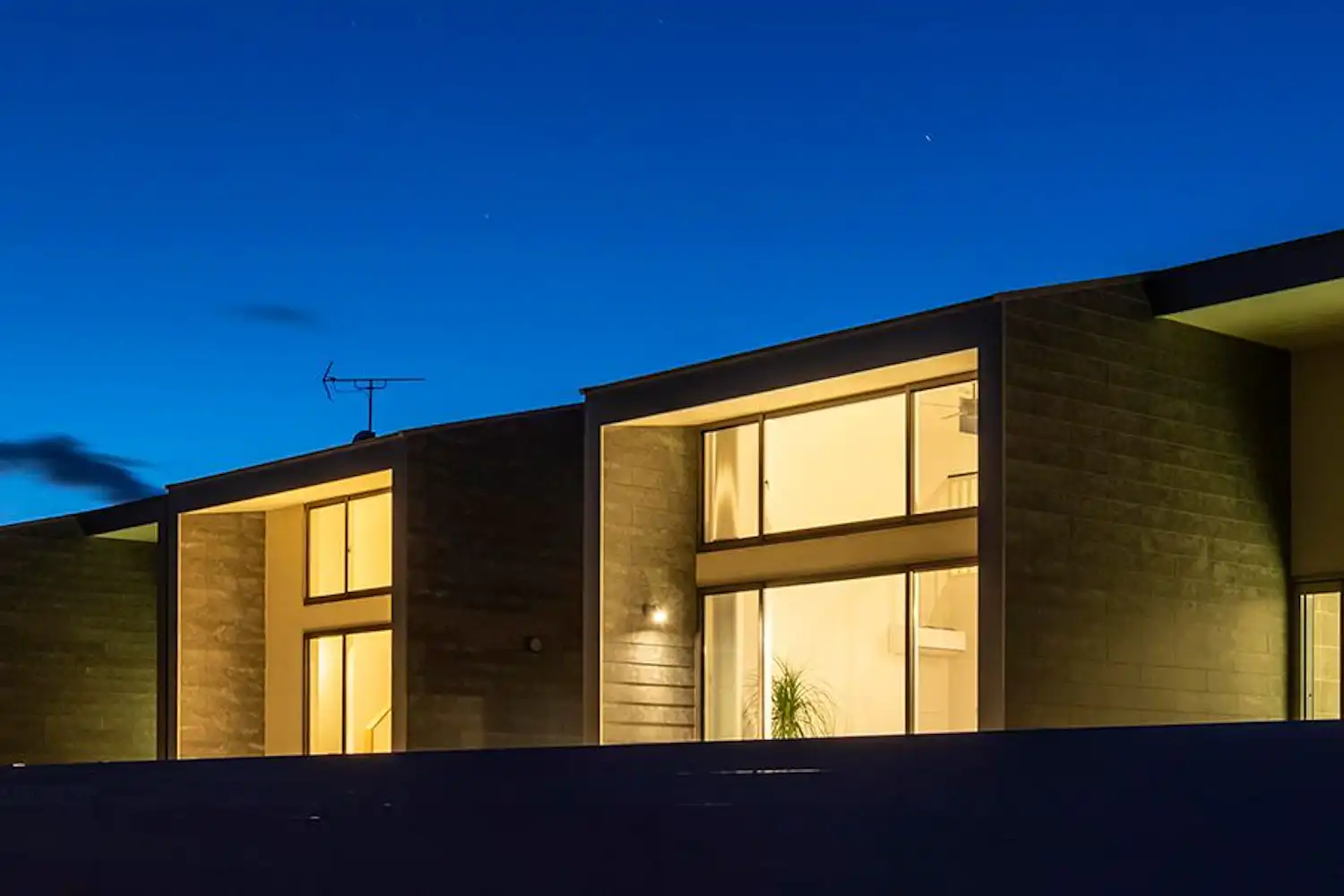 ด้านนอกติดทะเล