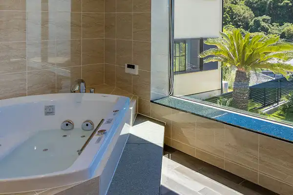 อ่างจากุซซี่