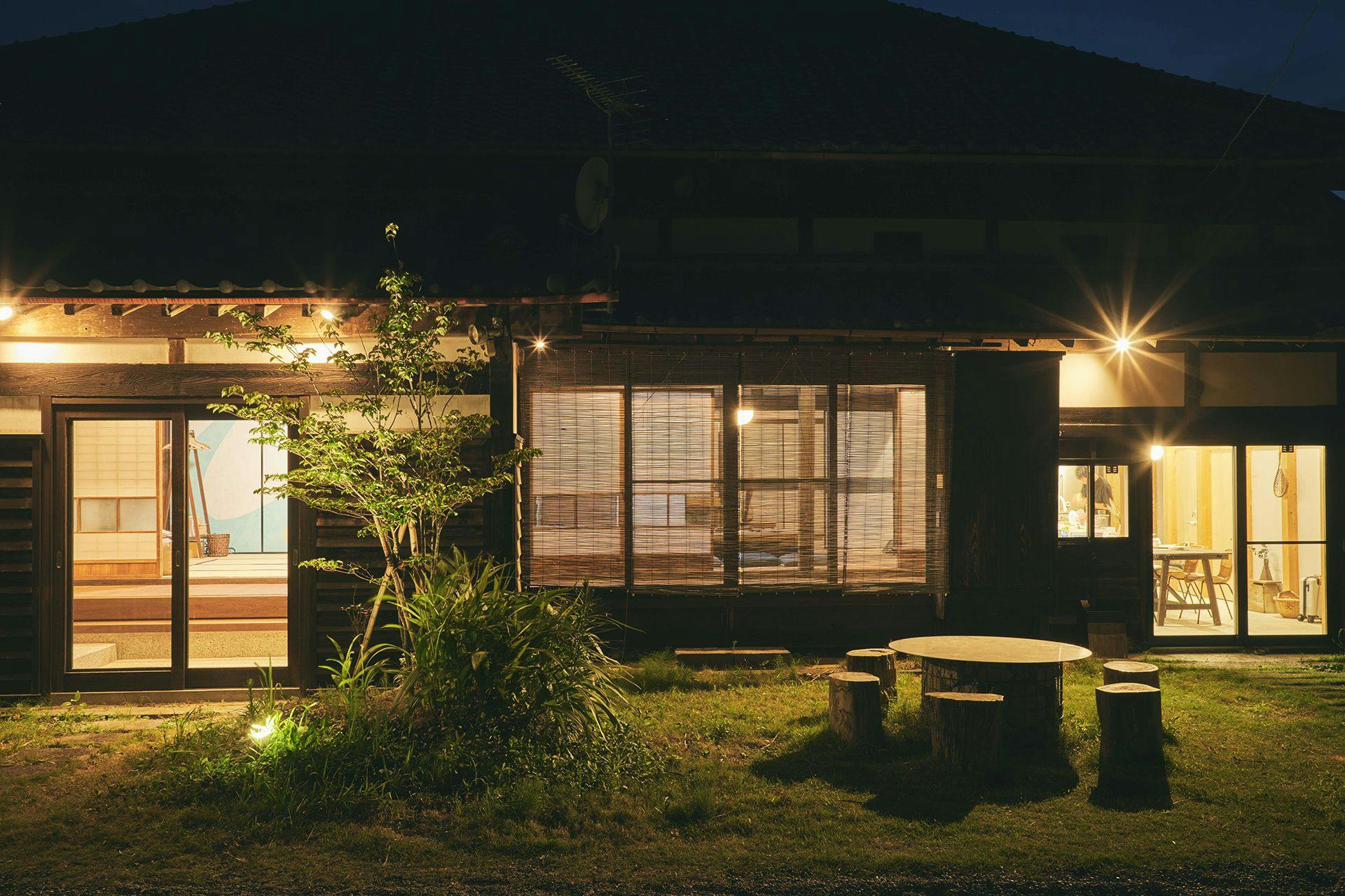 夜の外観