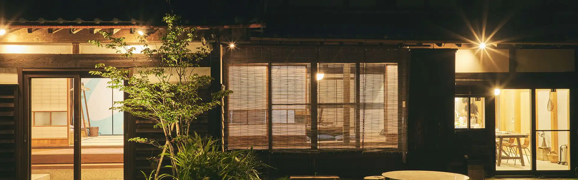 夜の外観