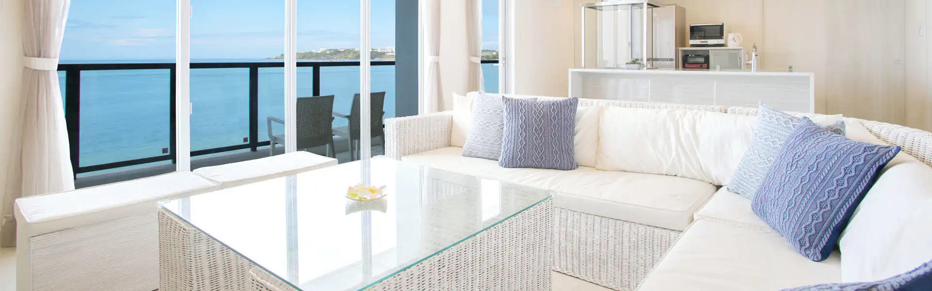 【客室スイート】一面の青いオーシャンビューによく似合う、白を基調とした調度