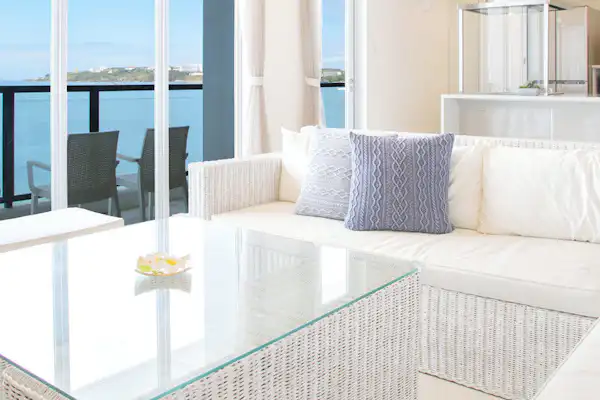【스위트 룸】푸른 바다 전망과 잘 어울리는 흰색을 기본으로 한 가구.