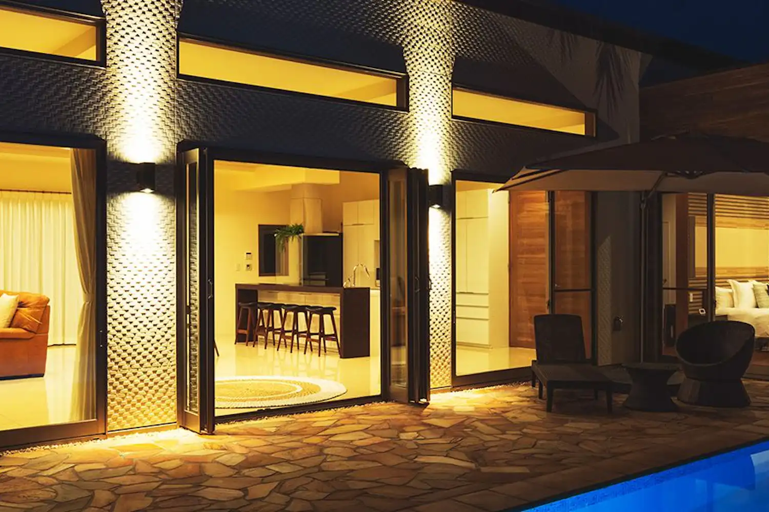 ภายนอกและสระว่ายน้ำ