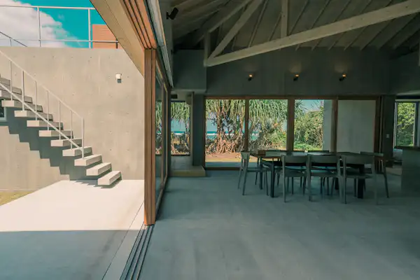 ระเบียงและห้องนั่งเล่น