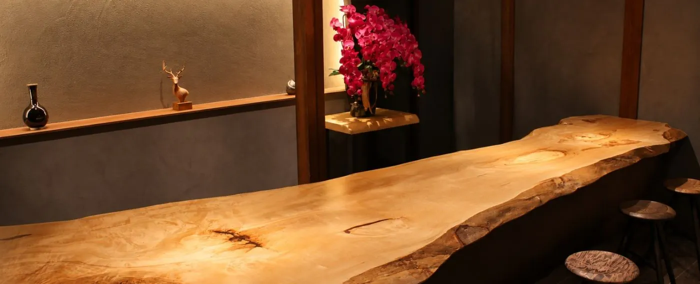 Meja konter dari satu papan kayu tochi utuh