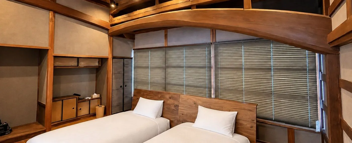Kamar Twin dengan Balok Terbuka