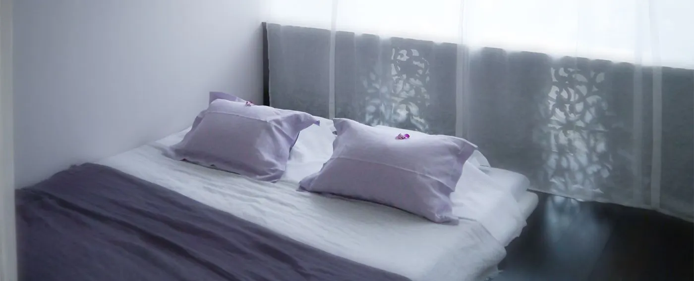 麻布の天蓋包まれるベッドルーム