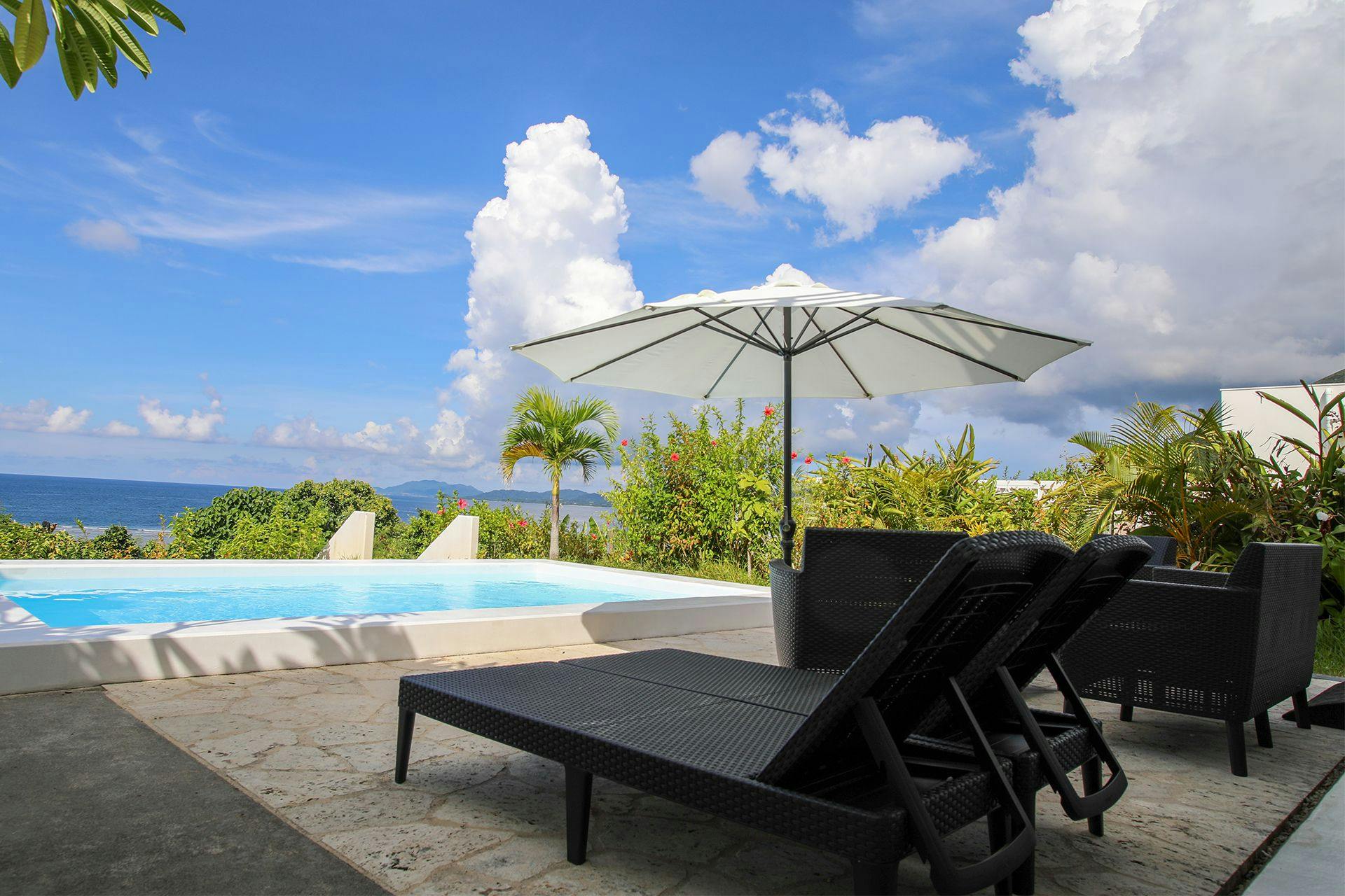 ริมสระว่ายน้ำ