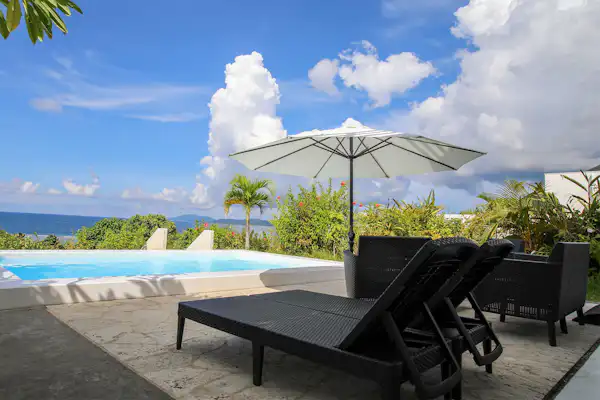 ริมสระว่ายน้ำ