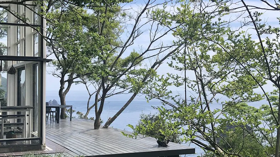 Izu Cliff House -A Cliffside Home Overlooking the Pacific…