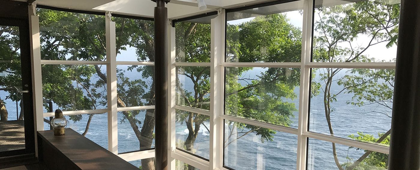 Izu Cliff House -A Cliffside Home Overlooking the Pacific…