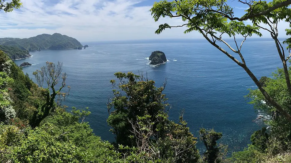 Izu Cliff House -A Cliffside Home Overlooking the Pacific…