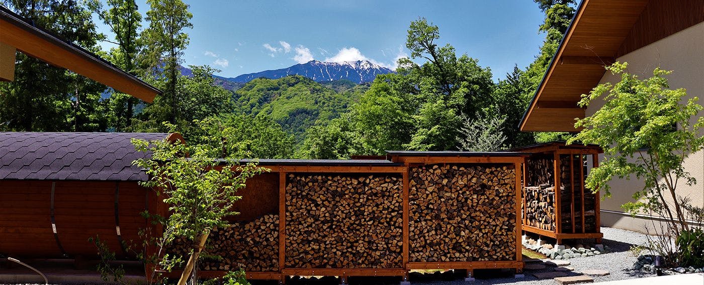 南アルプスと薪棚