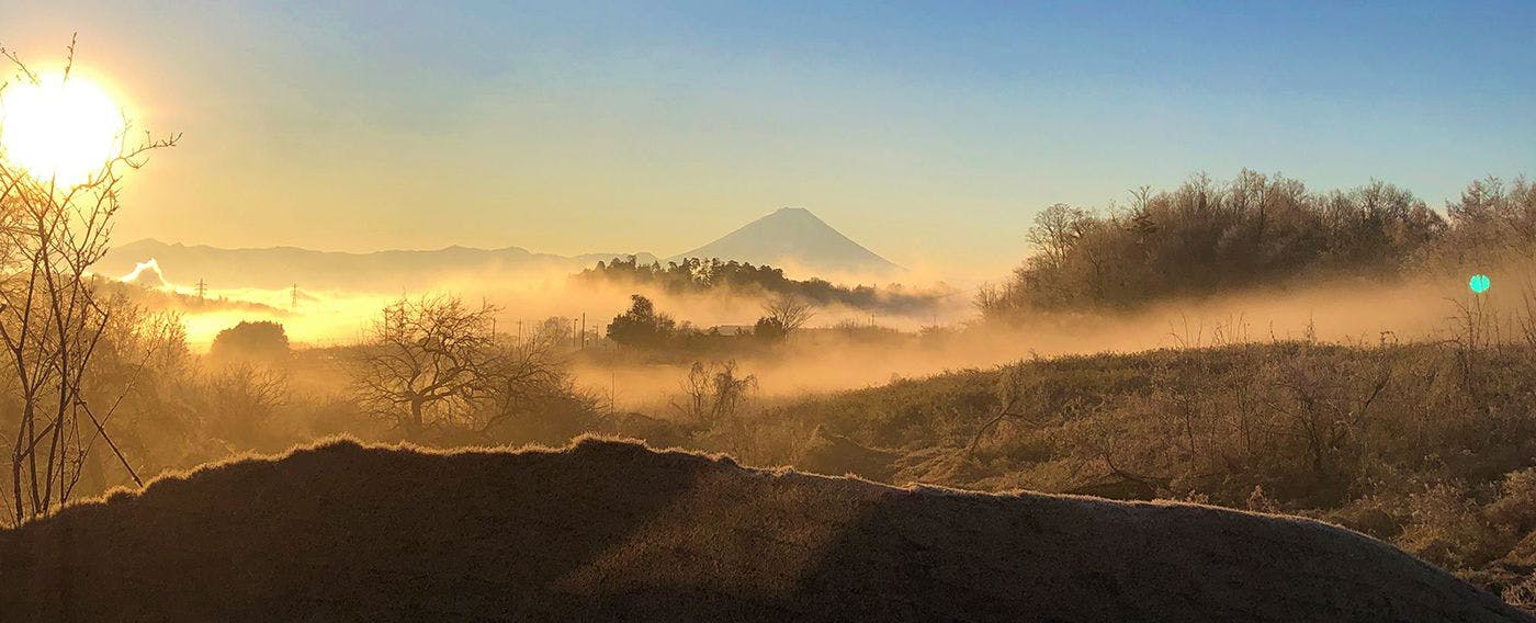 雲海に浮かぶ富士と新府城跡　