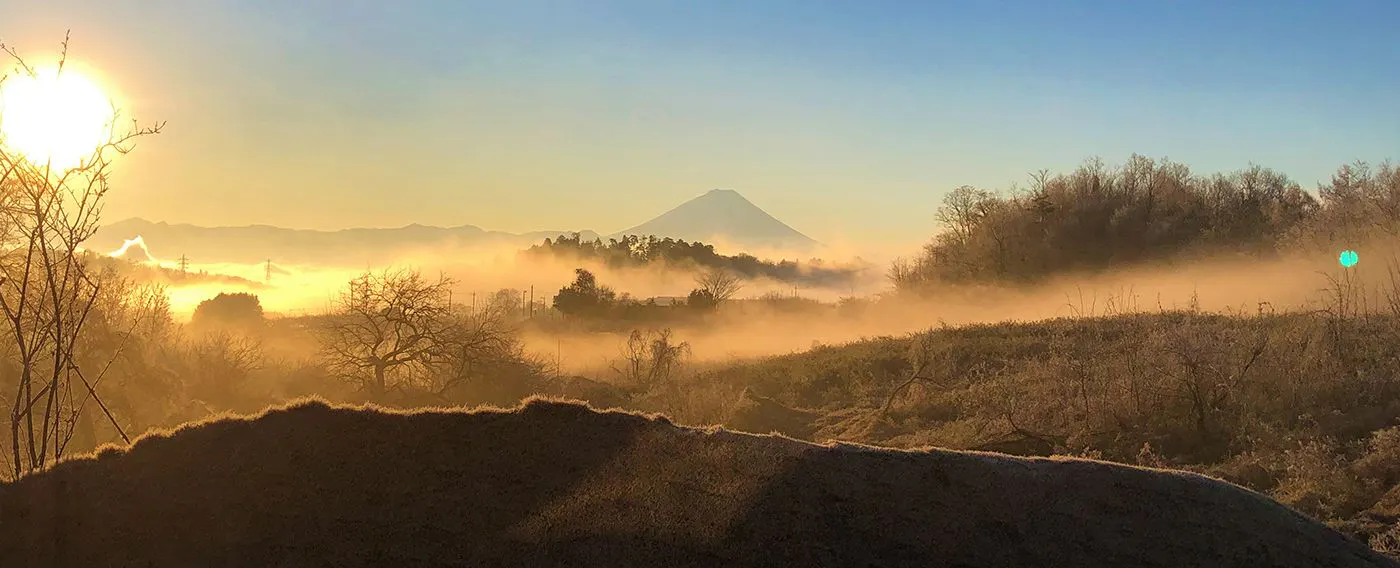 雲海に浮かぶ富士と新府城跡