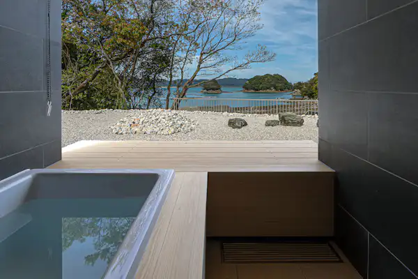 อ่างอาบน้ำกึ่งกลางแจ้ง