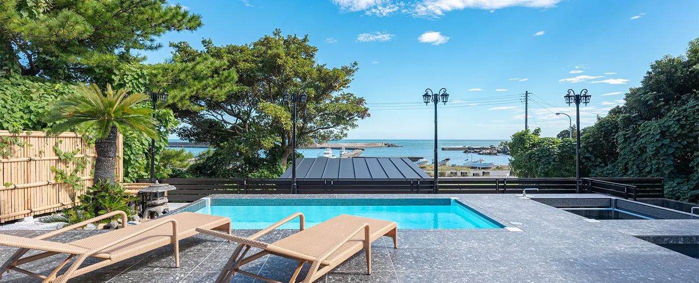 Kolam Renang dengan Pemandangan Laut