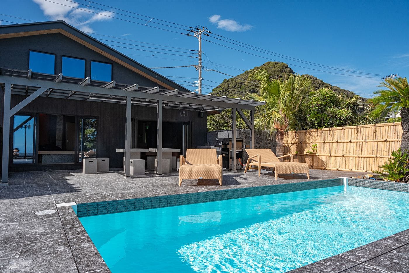 Kolam Renang dengan Pemandangan Laut