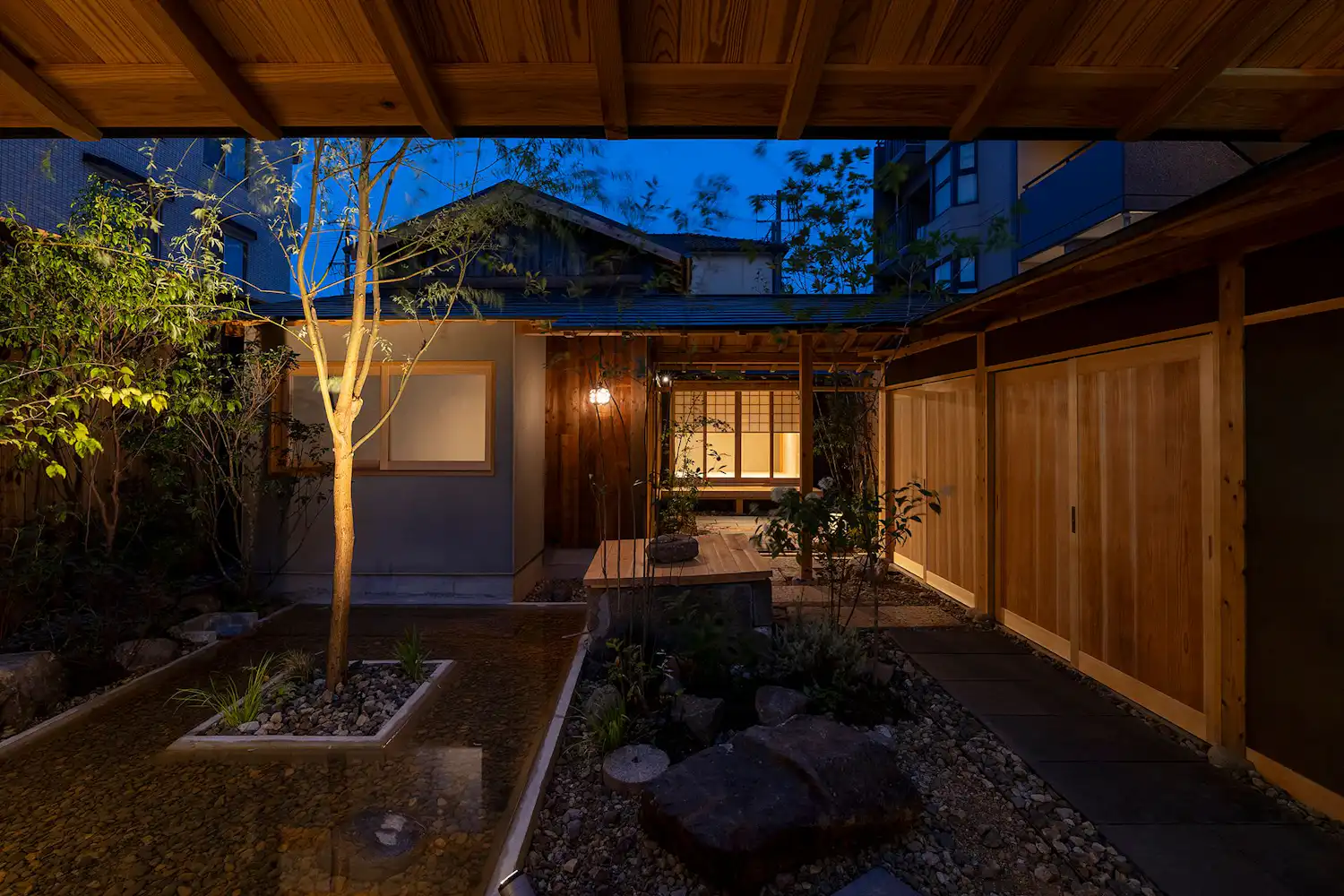 ภายนอกและสวน