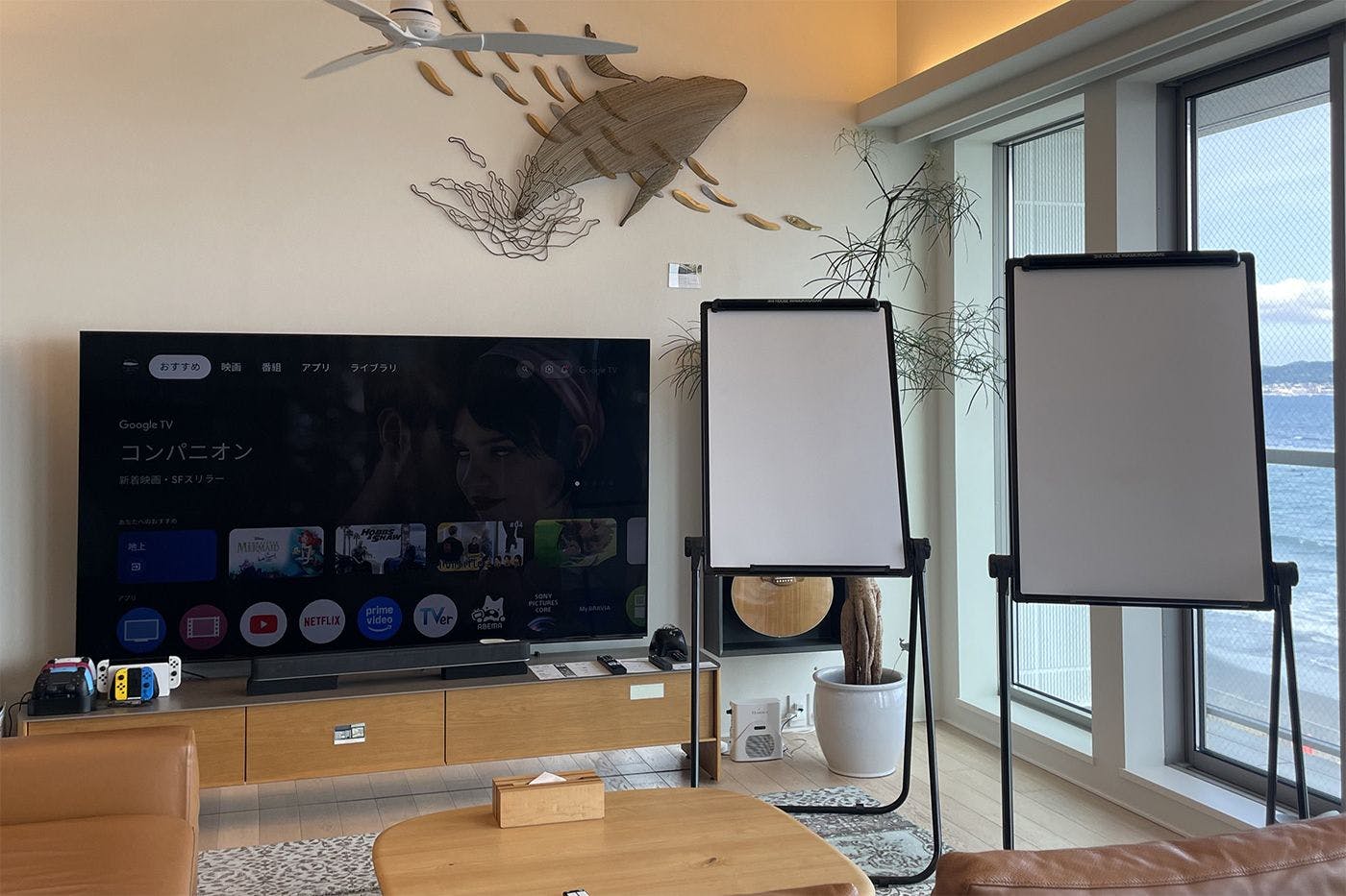 ไวท์บอร์ดแนวตั้งขนาด A1 จำนวน 2 แผ่น\nทีวีขนาด 85 นิ้วสามารถใช้เป็นจอมอนิเตอร์ได้