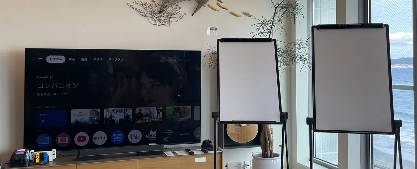 ไวท์บอร์ดแนวตั้งขนาด A1 จำนวน 2 แผ่น\nทีวีขนาด 85 นิ้วสามารถใช้เป็นจอมอนิเตอร์ได้