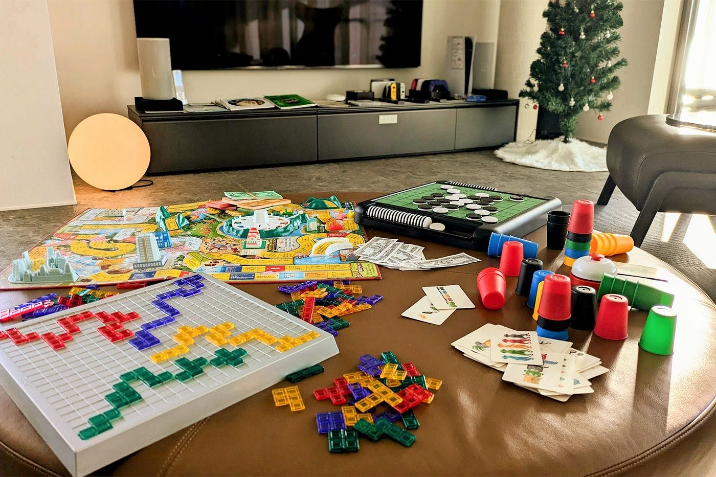 มีบอร์ดเกม เกมไพ่ และชุดไพ่นกกระจอก พร้อมให้บริการ เหมาะสำหรับกิจกรรมสร้างทีมและสังสรรค์อย่างยิ่ง