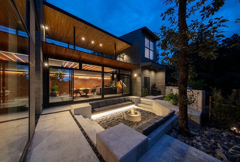 暖炉を囲むアウトドアリビング