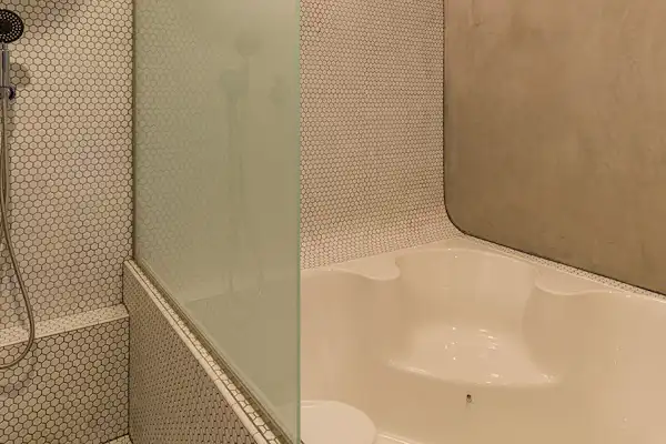 จากุซซี่ชั้น 1