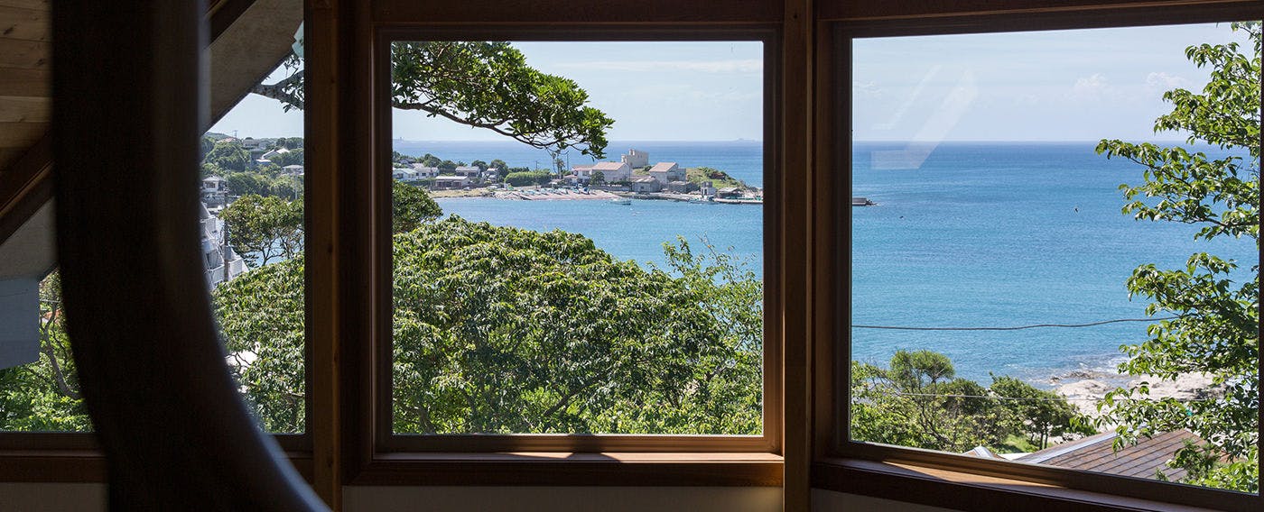 館山の美しい海を望むラグジュアリーな貸別荘。千葉県「Monterey House The earl」