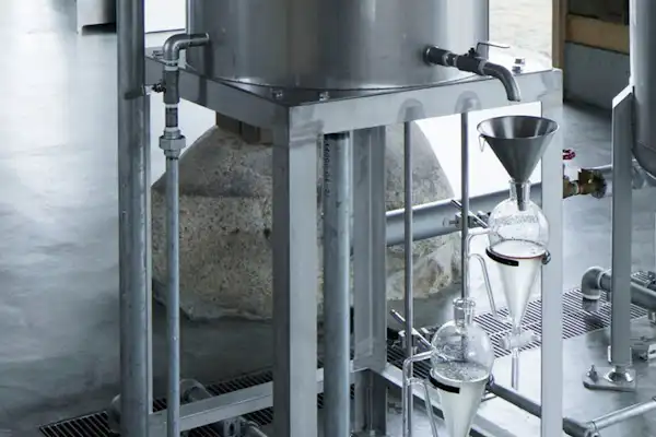 โรงกลั่นที่ตั้งอยู่ในสถานที่เดียวกัน