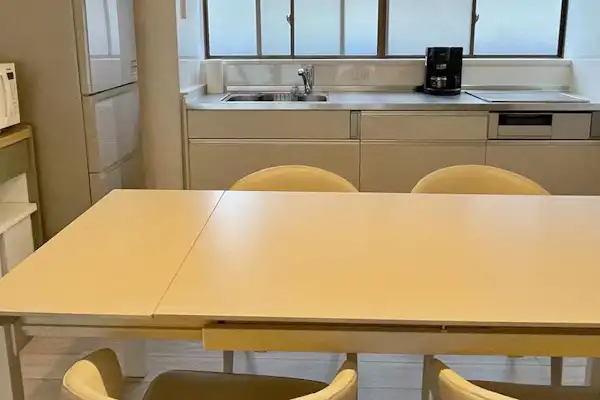 ห้องครัวพร้อมพื้นที่รับประทานอาหาร