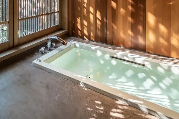 อ่างอาบน้ำในห้องพัก