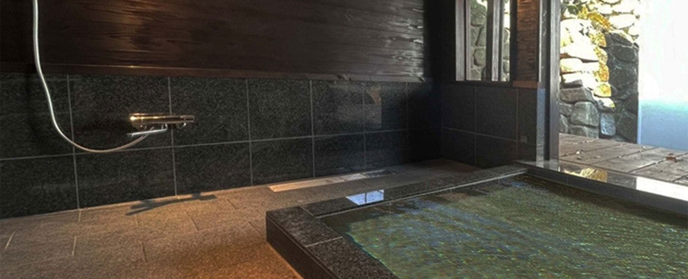 อ่างอาบน้ำกึ่งกลางแจ้ง