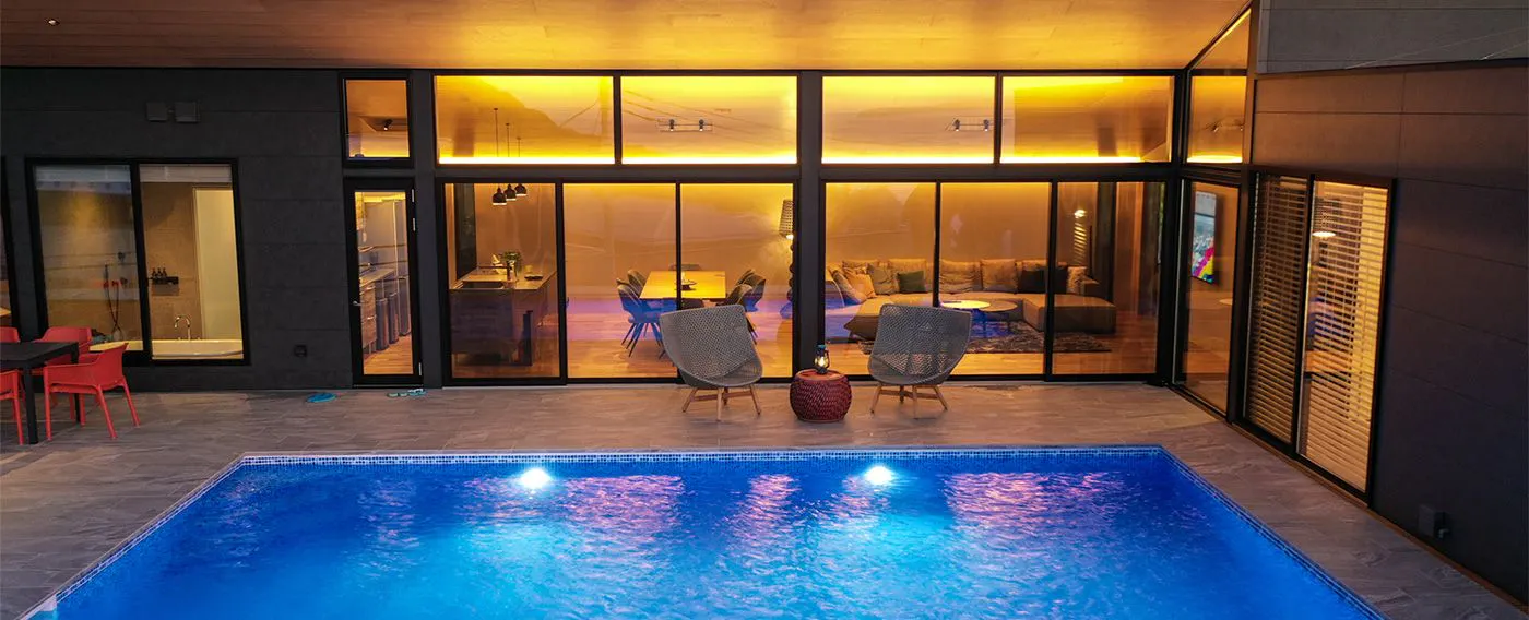 สระว่ายน้ำกลางแจ้ง